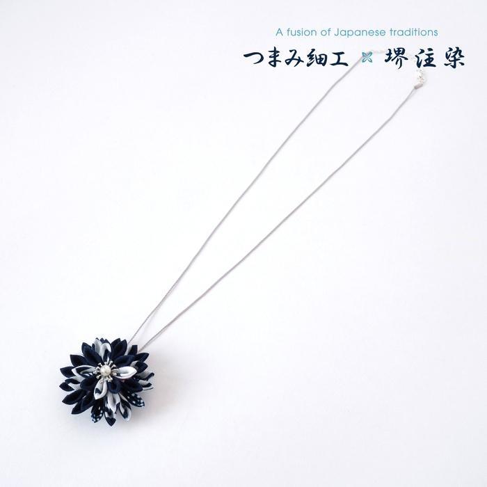 【ふるさと納税】花舞うペンダント「つまみ細工×堺注染」（紺） サムネイル2