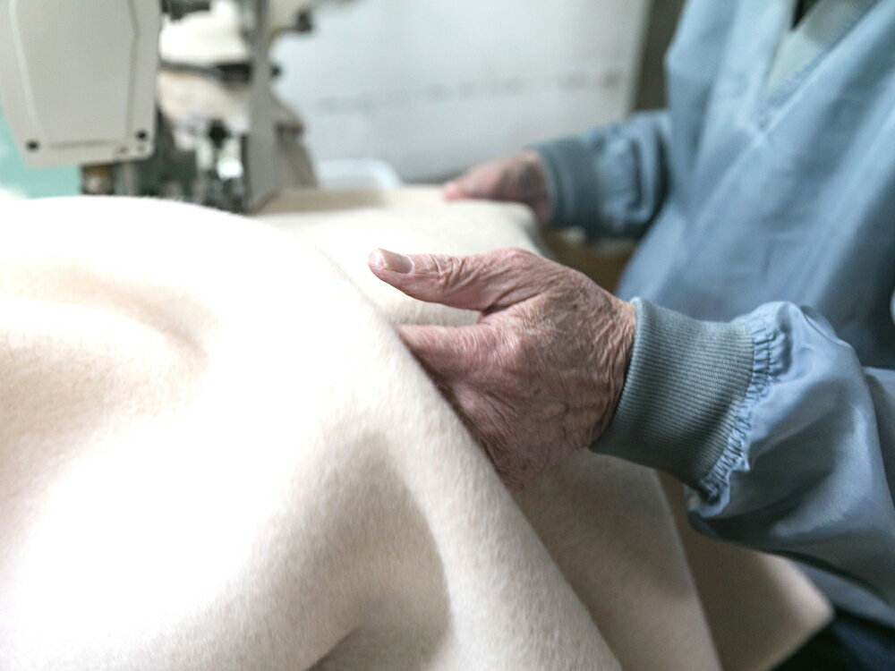 【ふるさと納税】綿毛布スリーパー 2way仕様で暖か(Mサイズ) アッシュグリーン×ホワイト 毛布の町(泉大津産)｜着る毛布 赤ちゃん ベビー 洋服 子供服 子供用 保温性 保湿性 通気性 睡眠 洗える 洗濯可能 プレゼント ギフト お祝い sleeper-s [3012] サムネイル3