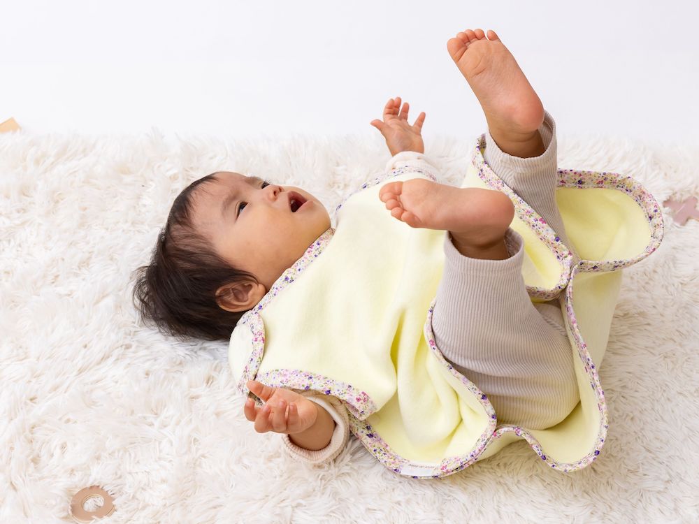 【ふるさと納税】名入れ可 綿毛布スリーパー (丸型) クリームイエロー×花柄 毛布の町泉大津市産｜天然素材 綿100% 速乾 オールシーズン 着る毛布 ベビー服 ベビー用品 ベビーグッズ ベビー 子供服 赤ちゃん 子供用 プレゼント ギフト お祝い sleeper-maru [3341] サムネイル2