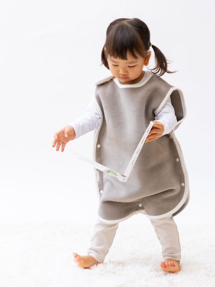 【ふるさと納税】名入れ可 綿毛布スリーパー (丸型) ブラウン×くま 毛布の町泉大津市産｜天然素材 綿100% 速乾 オールシーズン 着る毛布 ベビー服 ベビー用品 ベビーグッズ ベビー 子供服 赤ちゃん 子供用 プレゼント ギフト お祝い sleeper-maru [3342] サムネイル2