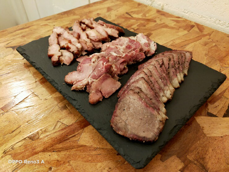 【ふるさと納税】トモズプレイス スモークミート 300g (スモークビーフ 100g×1パック、スモークポーク 100g×1パック、スモークチキン 100g×1パック)｜牛肉 豚肉 鶏肉 燻製 誕生日 クリスマス パーティー [4792] ※2025年1月下旬頃より順次発送予定 サムネイル2