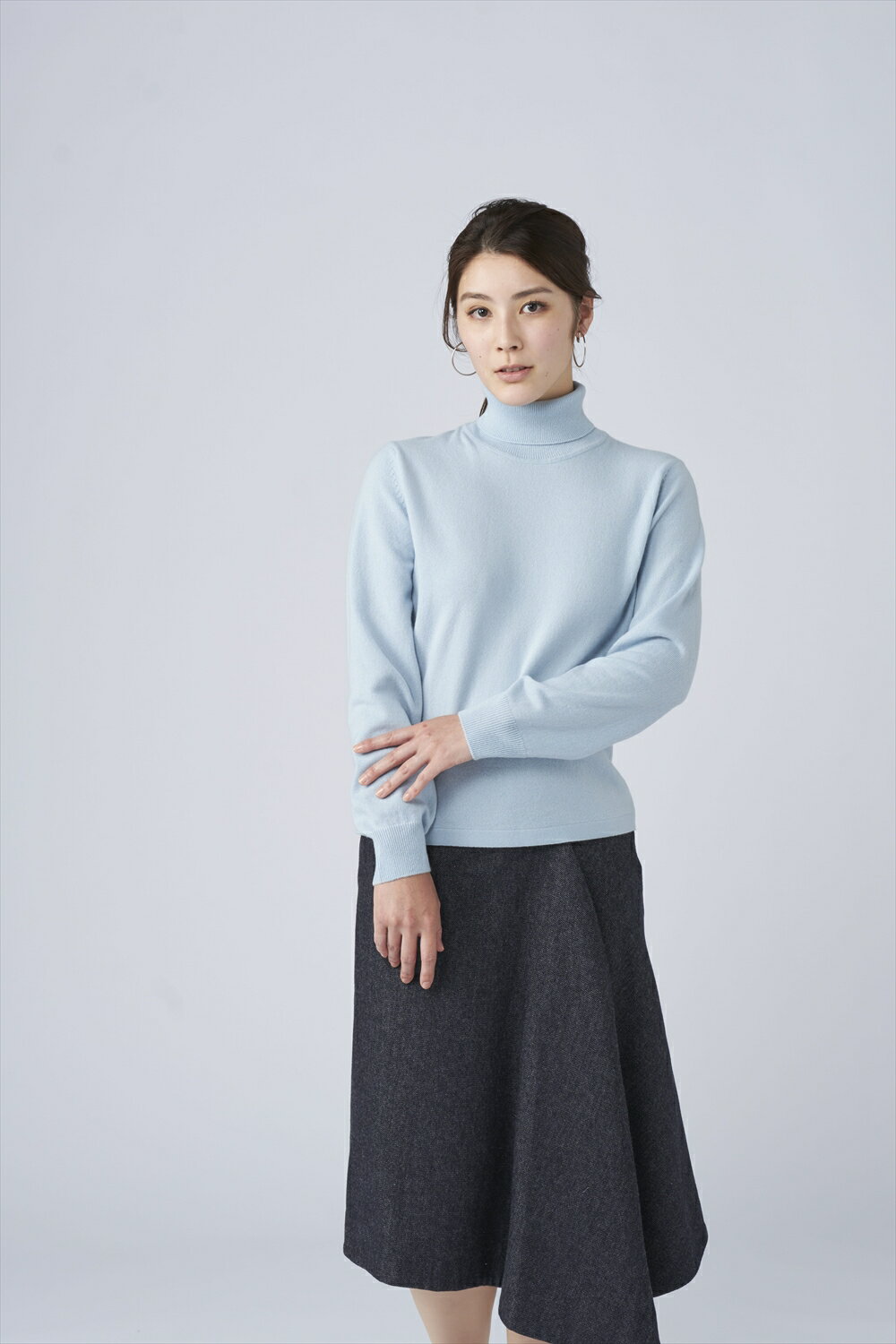 【ふるさと納税】日本製 カシミヤ100% レディース タートルネック ライトブルー Lサイズ｜敬老の日 お歳暮 御歳暮 贈答品 ギフト 誕生日プレゼント 贈り物 父の日 母の日 お年賀 寒中見舞い クリスマス お見舞 [1735] サムネイル2