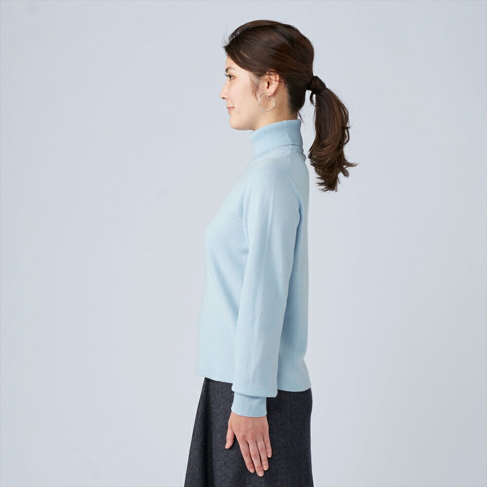 【ふるさと納税】日本製 カシミヤ100% レディース タートルネック ライトブルー Lサイズ｜敬老の日 お歳暮 御歳暮 贈答品 ギフト 誕生日プレゼント 贈り物 父の日 母の日 お年賀 寒中見舞い クリスマス お見舞 [1735] サムネイル3