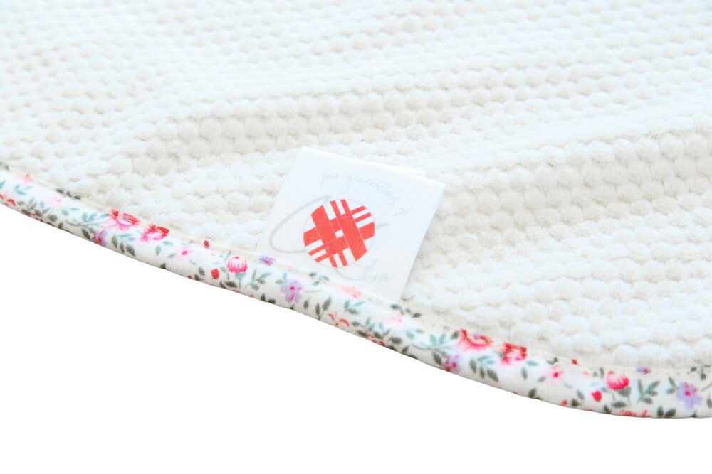 【ふるさと納税】このなめらかさは職人の技！ポンチョにもなる2wayハーフブランケット (泉大津毛布) アイボリー×ピンク (花柄)｜敬老の日 お歳暮 贈答品 ギフト 誕生日プレゼント 贈り物 父の日 母の日 クリスマス お見舞 [1755] サムネイル3