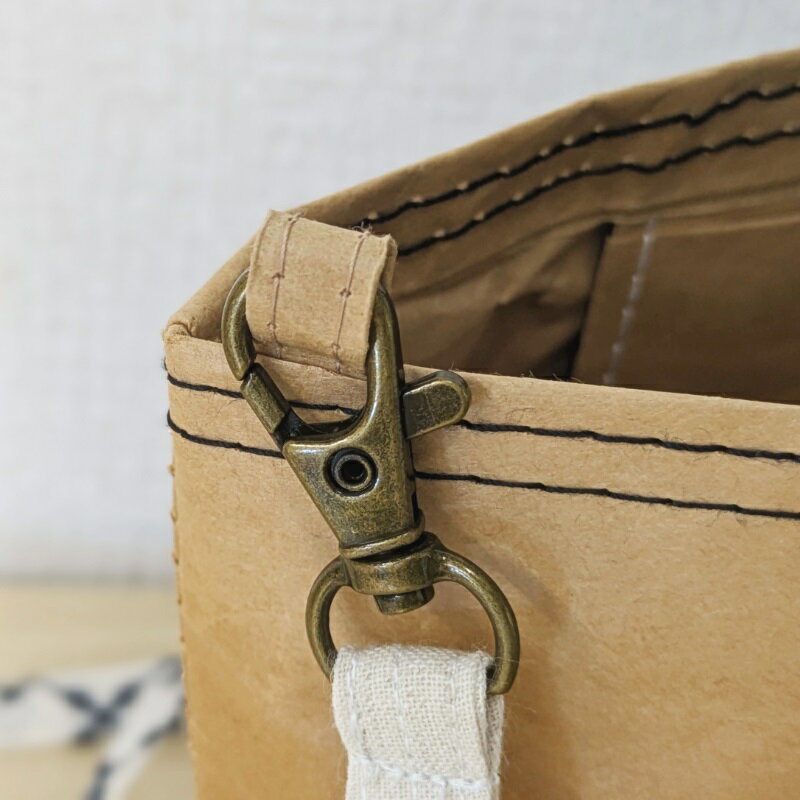 【ふるさと納税】米袋ミニトート 紐付きショルダーバッグ 1個 高さ16.5cm×横31cm×奥行12cm 内ポケット付き 持ち手あり クラフト紙 肩掛け 耐久性 約2kg 手作り 紙素材 普段使い 買い物 日用品 雑貨 お取り寄せ 大阪府 泉佐野市 送料無料 サムネイル3