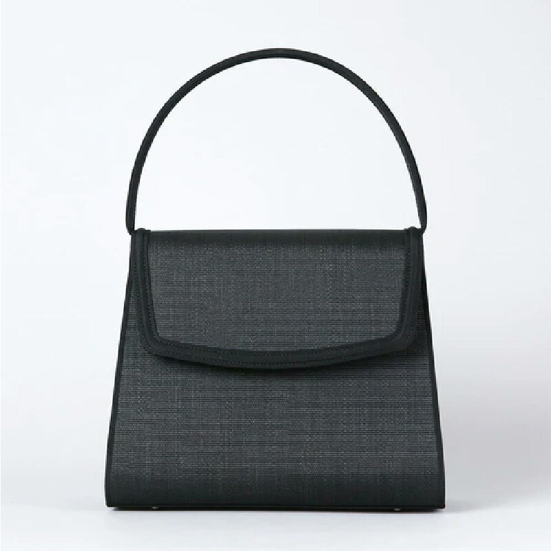 【ふるさと納税】【慶弔兼用】2WAY仕様の回転式金具付き　ホースヘアー・フォーマルバッグ　大型台形モデル 〈熟練の職人技が光るハイクラスのフォーマルバッグ〉 【 葬儀 お葬式 弔事 かばん ブラックフォーマル 冠婚葬祭 法事 卒業式 入学式 お受験 学校行事 送料無料 】 サムネイル3