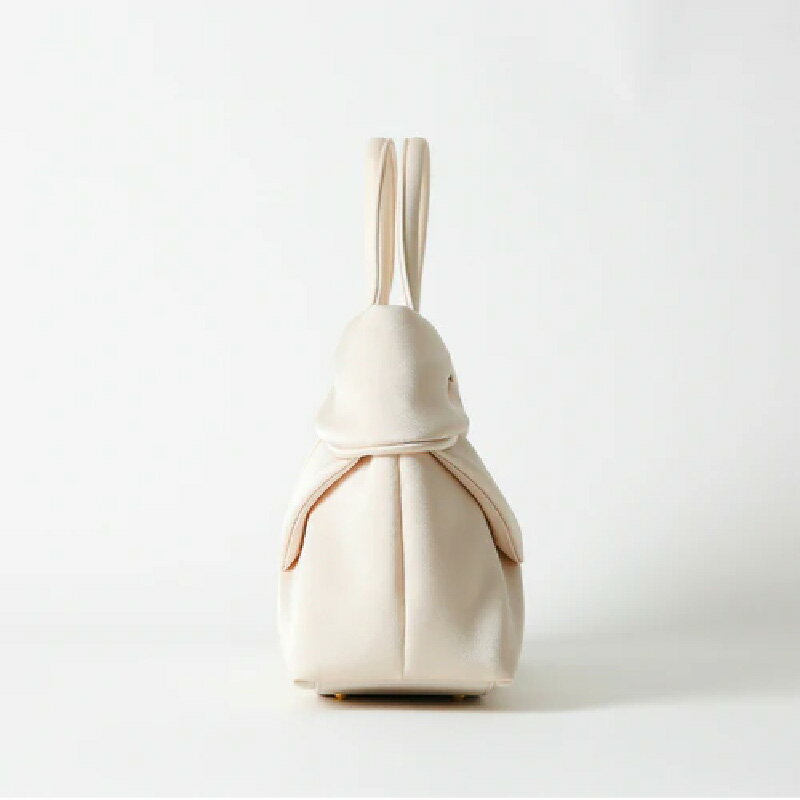 【ふるさと納税】【入卒や結婚式に最適】超軽量リボンモチーフソフトバッグ　シャンパンベージュ〈大きなリボンがふっくらとした仕上がりの「大人かわいい」バッグ〉 【 軽量 リボン 大容量 バッグ 撥水加工 入学式 卒業式 結婚式 二次会 同窓会 学校行事 女子会 送料無料 】 サムネイル3