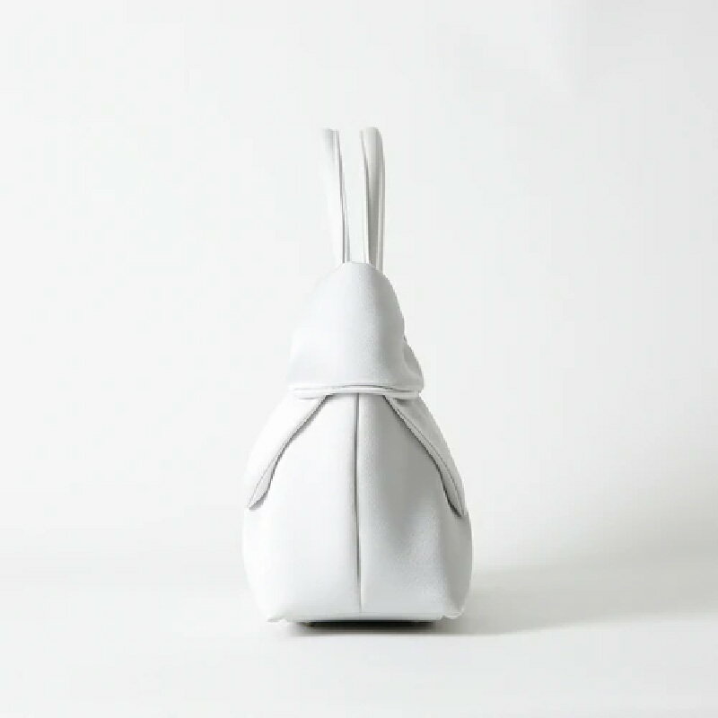 【ふるさと納税】【入卒や結婚式に最適】超軽量リボンモチーフソフトバッグ　アイスグレー〈大きなリボンがふっくらとした仕上がりの「大人かわいい」バッグ〉 【 軽量 リボン 大容量 バッグ 撥水加工 入学式 卒業式 結婚式 二次会 同窓会 学校行事 女子会 送料無料 】 サムネイル3