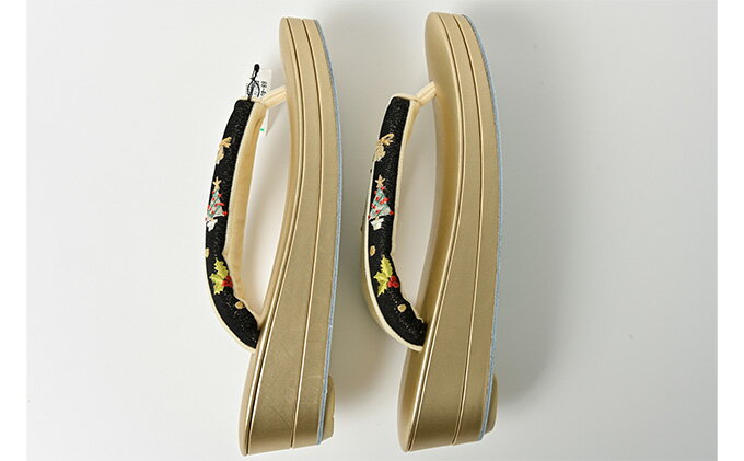 【ふるさと納税】ぞうり　草履　クリスマスの刺繍の花緒　M　2段　お着物に　きもの 和装 履物 Mサイズ 23.5センチ 疲れにくい パーティー 誕生日会 周年 お茶会 入園 卒園 入学 卒業 結婚式 式典 セレモニ 篠原縫製　お届け：ご入金確認後、約1週間ほどで発送いたします。 サムネイル3