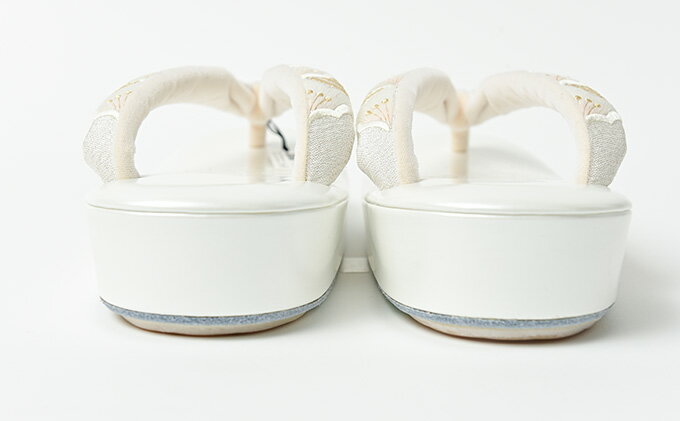 【ふるさと納税】ぞうり　草履　松青海波の刺繍花緒　白　Mサイズ　お着物に　きものに 和装 履物 疲れにくい パーティー 誕生日会 周年 お茶会 入園 卒園 入学 卒業 結婚式 式典 セレモニ 篠原縫製　お届け：ご入金確認後、約1週間ほどで発送いたします。 サムネイル3