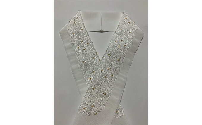 【ふるさと納税】半衿　白糸とゴールドの糸で小さめの七宝繋ぎの柄 和装 ファッション小物 和服 和装小物 着物 訪問着 卒業式 入学式 誕生日会 周年記念 式典 洗える 篠原縫製　お届け：ご入金確認後、約1週間ほどで発送いたします。 サムネイル2