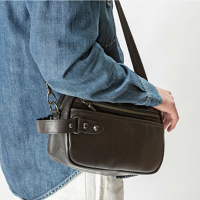 【ふるさと納税】Tajima Cowhide 2Wayポーチ / ポーチ 大きめサイズ 2WAY 肩掛け 手持ち ブラック グリーン 牛革 軽量 経年変化 但馬牛 タジマカウハイド かばん カバン バッグ 鞄 サムネイル2