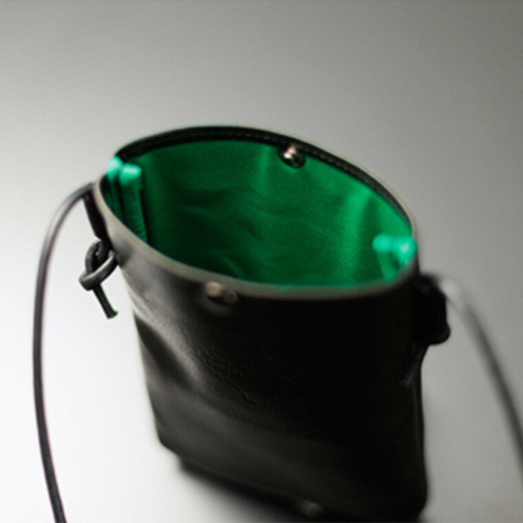 【ふるさと納税】Tajima Cowhide スマホポーチ / ポーチ 大きめサイズ ブラック グリーン 牛革 軽量 経年変化 但馬牛 タジマカウハイド かばん カバン バッグ 鞄 サムネイル2