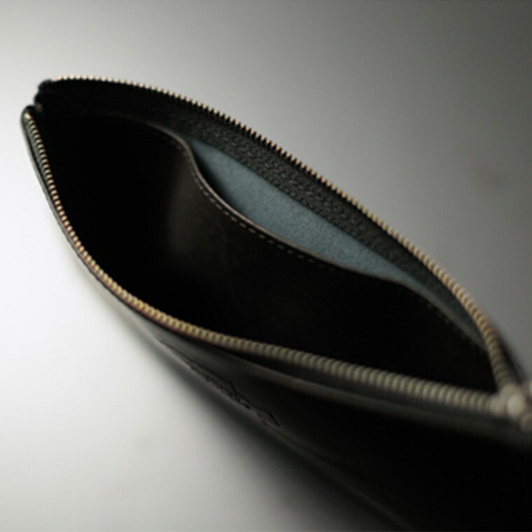 【ふるさと納税】Tajima Cowhide 薄型ポーチ / ポーチ 薄型 仕切り収納 ブラック 牛革 軽量 経年変化 カード 通帳 保険証 文房具 スマホ イヤホン 但馬牛 タジマカウハイド かばん カバン バッグ 鞄 サムネイル2