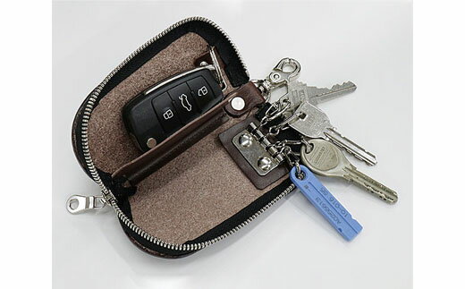 【ふるさと納税】LUGGEX レザーキーケース ダークブラウン 35-0204-55 / ラジエックス キーケース 牛革 LWG認証レザー使用 ナスカン付 高級 革小物 ブランド 革製品好き シンプル 無地 おしゃれ かっこいい メンズ レディース 日本製 ブラウン 焦茶色 サムネイル2