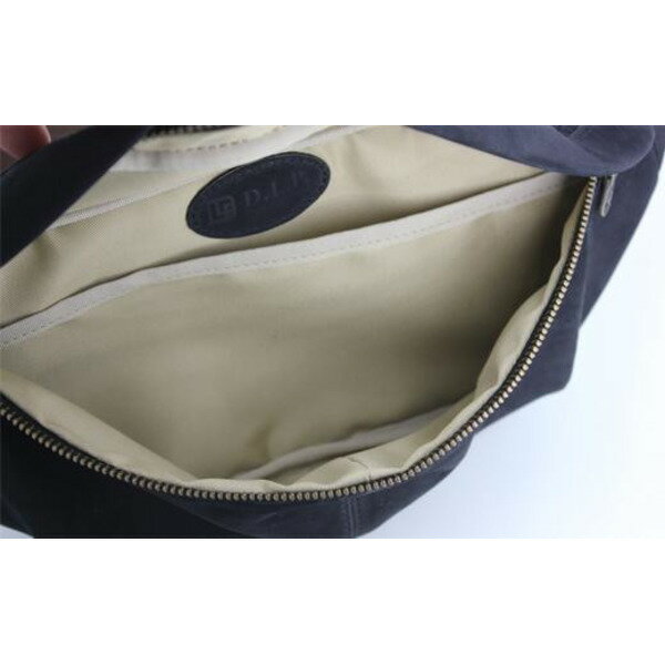 【ふるさと納税】撥水ヌバックレザー ボディバッグ (ブラック) / バッグ かばん サムネイル2