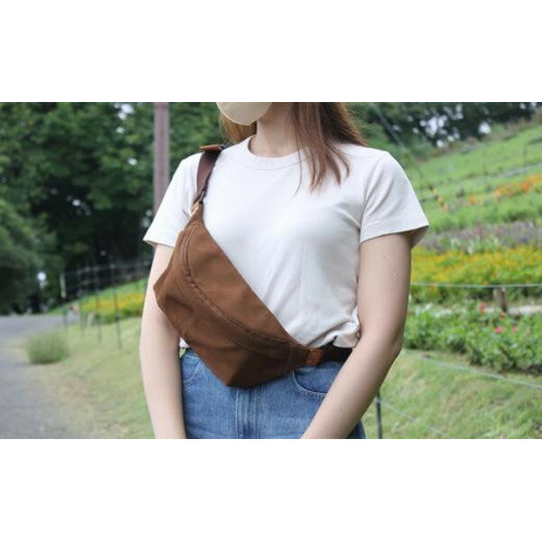 撥水ヌバックレザー ボディバッグ (ダークブラウン) / バッグ かばん