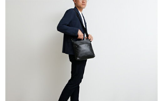 豊岡工房 牛革ショルダーバッグ（4323）ブラック / 牛革 ショルダーバッグ 斜め掛け 開閉簡単 柔らかい ソフト 牛革シュリンク シンプル デザイン 無地 ユニセックス メンズ レディース 高級 バッグ かばん カバン 鞄 おしゃれ 黒色