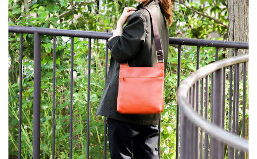 豊岡工房 牛革ショルダーバッグ（4323）キャメル / 牛革 ショルダーバッグ 斜め掛け 開閉簡単 柔らかい ソフト 牛革シュリンク シンプル デザイン 無地 ユニセックス メンズ レディース 高級 バッグ かばん カバン 鞄 おしゃれ オレンジ色