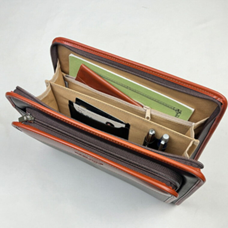 【ふるさと納税】合皮三角ポーチ小 2カラー 黒 チョコ 25948 / 平野鞄 ポーチ サブバッグ カード入れ 小物収納 ペン差し A5ファイル収納対応 柔らかい生地 ループハンドル カジュアル フォーマル シンプル デザイン 高級 豊岡製鞄 日本製 かばん カバン バッグ 鞄 サムネイル2