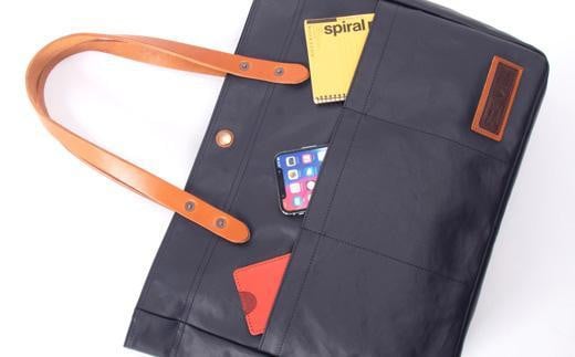 【ふるさと納税】トートバッグ 豊岡鞄 BERMAS 横型トート 60485（ネイビー） かばん バッグ トート モバイル対応 クッションポケット 牛革 バーマス サムネイル2