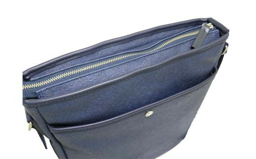 【ふるさと納税】キワダ A4サイズ対応縦型ショルダー（No.4985-60) ネイビー かばん バッグ ショルダー PVCレザー 色舞 高級感 A4対応 サムネイル2