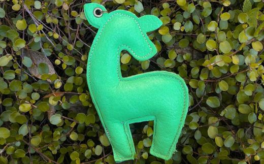 【ふるさと納税】AN18 鹿革コレクション【翠】マスコットチャーム　　【 鹿革 革製品 マスコット チャーム キーホルダー スマホ拭き 翠 緑 みどり グリーン 】 サムネイル2