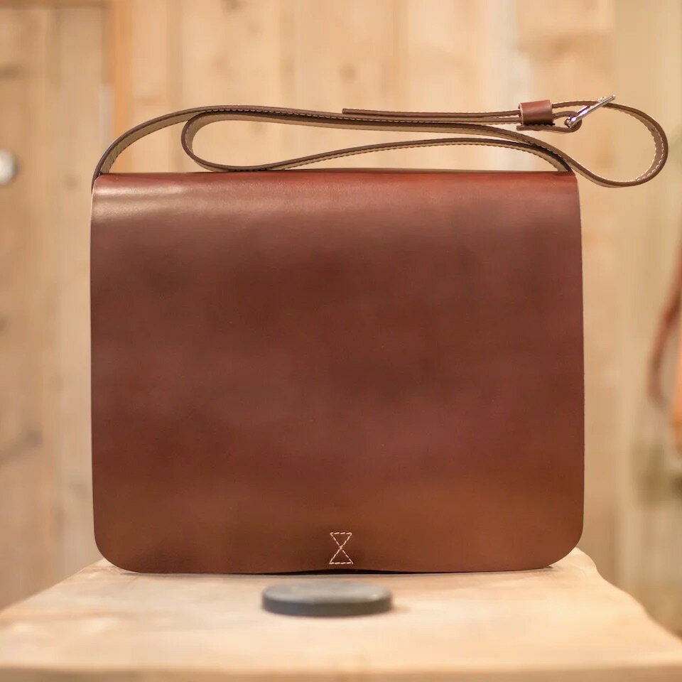 【ふるさと納税】 カバン フラップ式 ショルダーバッグ 牛革 ヌメ革 革 A4サイズ キャメル ブラウン ネイビー ダークグリーン レザー おしゃれ オシャレ ギフト お祝い 鞄 かばん カバン 職人 ファッション 紳士 メンズ レディース HARUHINO 奈良県 奈良市 なら 140-002 サムネイル2