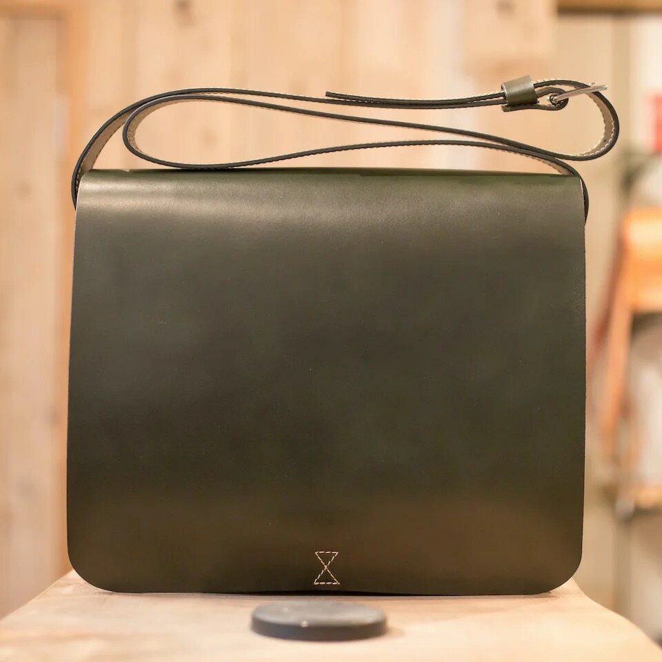 【ふるさと納税】 カバン フラップ式 ショルダーバッグ 牛革 ヌメ革 革 A4サイズ キャメル ブラウン ネイビー ダークグリーン レザー おしゃれ オシャレ ギフト お祝い 鞄 かばん カバン 職人 ファッション 紳士 メンズ レディース HARUHINO 奈良県 奈良市 なら 140-002 サムネイル3