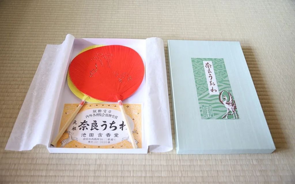 【ふるさと納税】 池田含香堂 奈良うちわ・水色（鹿と興福寺の五重の塔） 化粧箱入り うちわ 奈良うちわ ハンディーファン 奈良 奈良市 奈良県 奈良町 池田含香堂 伝統工芸品 手作り 日本製 ギフト 贈り物 プレゼント 父の日 母の日 12-118 サムネイル3