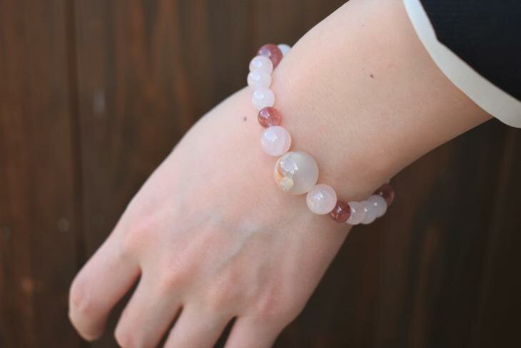 【ふるさと納税】桜瑪瑙（さくらめのう）とローズ、イチゴ水晶のブレスレット　アクセサリー　ブレスレット　パワーストーン サムネイル3