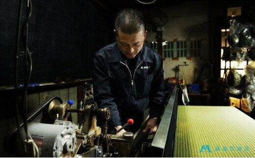 【ふるさと納税】織田畳店 藤巻百貨店別注 雛（Hiina） 本い草 ウォレットバッグ 市松 （い草×深藍） ／ 織田畳店 天然芯染めい草 本革 たたみ小物 奈良県 田原本町 サムネイル2