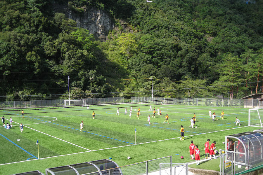 【ふるさと納税】奈良 下北山村 サッカーグラウンド 1日利用券 人工芝 サッカー合宿 人気 下北山スポーツ公園 旅行 キャンプ バーベキュー 大自然 サムネイル2