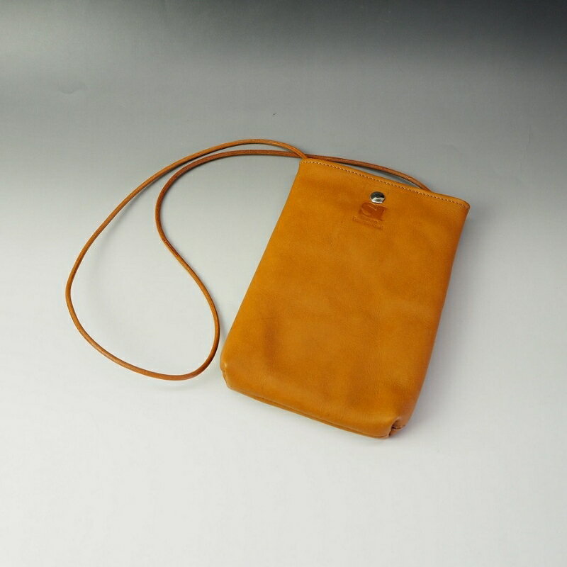 心躍るビンテージレザーの質感! 牛ヌメ革ミニサコッシュ　ブラウン