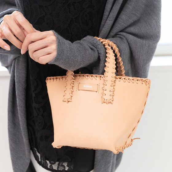 感動を刻むハンドワーク!ヌメ革テープトリミングミニトート