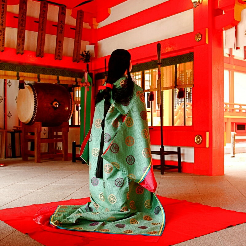 【ふるさと納税】 世界遺産 熊野速玉大社正式参拝と平安装束(略式)着付け記念写真のセットプラン（萩原きもの総合学院）/着物 神社 新宮 和歌山 着付け 女性衣装 レンタル サムネイル2