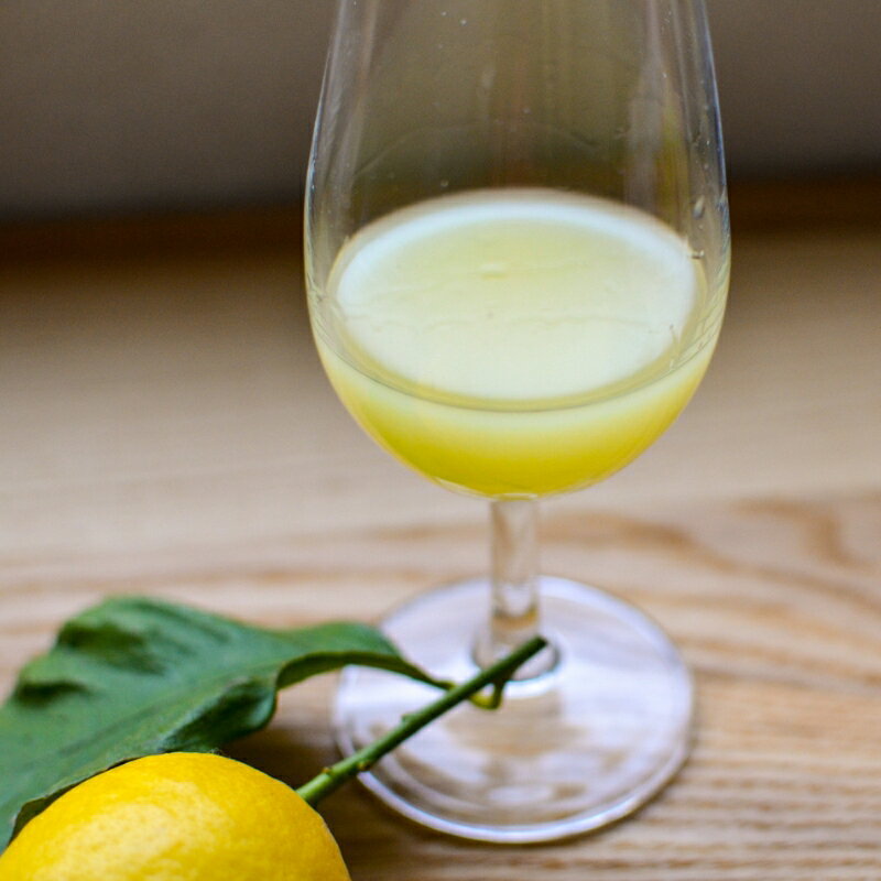 【ふるさと納税】リモンチェッロ 180ml【選べる本数】綺麗な湧水で育てた完熟レモンでつくりました！ / お酒 リキュール れもん アルコール 完熟 原液 お酒の素 カクテル チューハイ 贅沢 フレッシュ 酒類 和歌山県 由良町 送料無料 //kakou サムネイル3