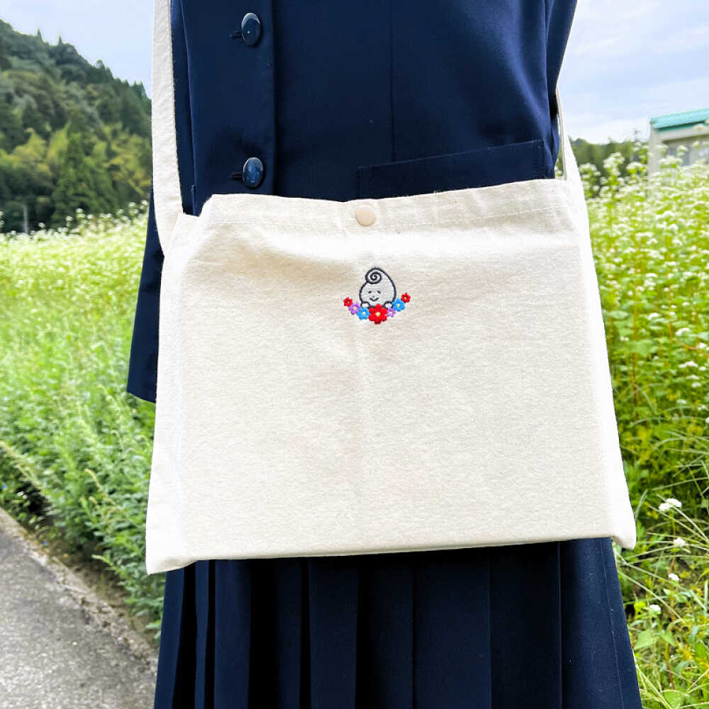 【ふるさと納税】 サコッシュ&ハンドタオル 雲南市の雲子ちゃんサコッシュ&ハンドタオル ハンドメイド 手作り サコッシュ バッグ 鞄 かばん ショルダーバッグ ハンドタオル タオル 雑貨 セット ご当地キャラ 雲南市 かわいい 島根県雲南市/株式会社 光栄刺シュウ[AIAQ001] サムネイル2