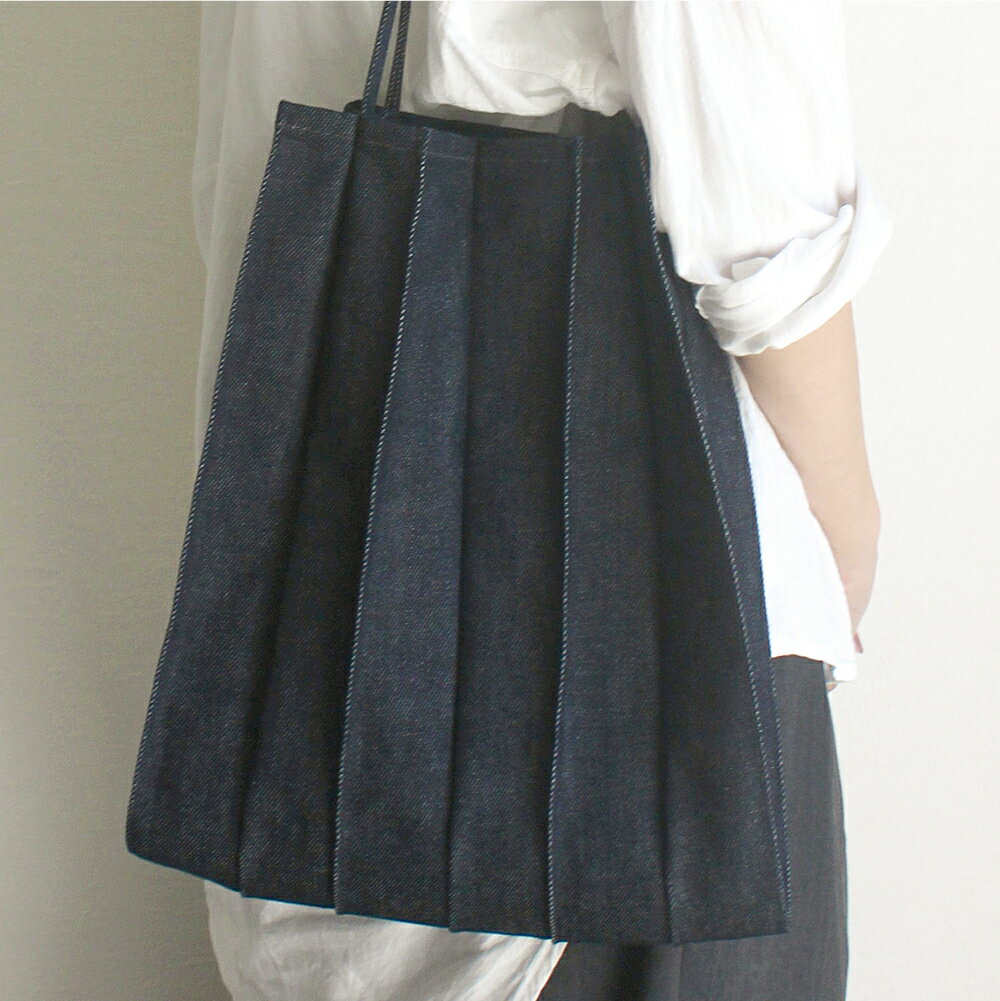 【ふるさと納税】[pleats]トートバッグ M 1点 付属ポーチ デニム素材 プリーツ 肩掛け インディゴ かばん カバン 鞄 普段使い 日本製 ユニセックス 男女兼用 男性 女性 メンズ レディース 岡山県 倉敷市 送料無料 サムネイル2