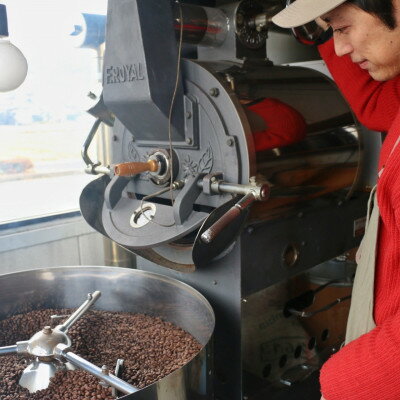 【ふるさと納税】濃厚な甘味と香ばしい珈琲200g粉とコーヒーの焙煎機で煎ったアーモンド90g_ コーヒー 珈琲 飲料 中深煎り ブラジルコーヒー豆 ブレンド ブレンドコーヒー アーモンド 素焼き ギフト セット プレゼント 贈り物 岡山県 津山市 送料無料 【1410041】 - 画像2