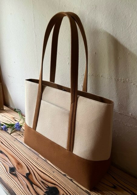 【ふるさと納税】【 マツコの知らない世界 】職人手作り AKIRA オリジナル 大きなトートバッグ メンズショルダータイプ ライトベージュ×茶色帆布 A4対応 大容量 横型 日本製 キャンバス 肩掛け 上質 シンプル 岡山県 奈義町 送料無料 サムネイル2