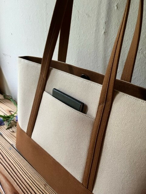 【ふるさと納税】【 マツコの知らない世界 】職人手作り AKIRA オリジナル 大きなトートバッグ メンズショルダータイプ ライトベージュ×茶色帆布 A4対応 大容量 横型 日本製 キャンバス 肩掛け 上質 シンプル 岡山県 奈義町 送料無料 サムネイル3