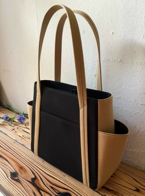 【ふるさと納税】【 マツコの知らない世界 】職人手作り AKIRA オリジナル 中型レディストートバッグ ダブルポケット 黒帆布×ベージュ 多収納 6ポケット 軽量 軽い 日本製 通勤 通学 大容量 上質 カジュアル オシャレ 岡山県 奈義町 送料無料 サムネイル2