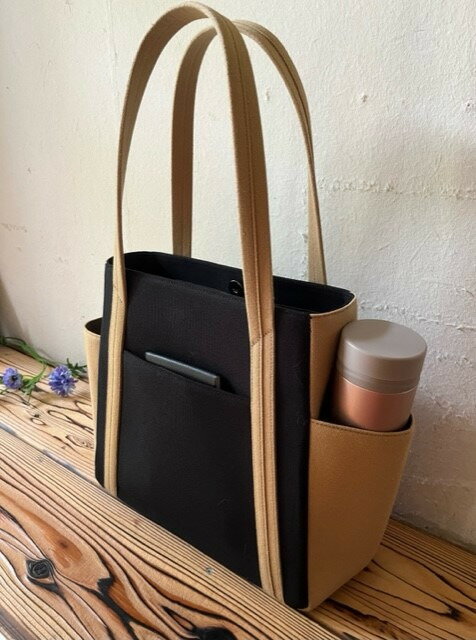 【ふるさと納税】【 マツコの知らない世界 】職人手作り AKIRA オリジナル 中型レディストートバッグ ダブルポケット 黒帆布×ベージュ 多収納 6ポケット 軽量 軽い 日本製 通勤 通学 大容量 上質 カジュアル オシャレ 岡山県 奈義町 送料無料 サムネイル3