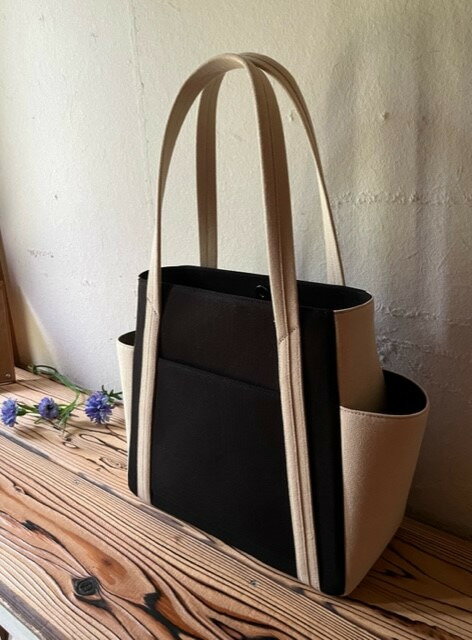 【ふるさと納税】【 マツコの知らない世界 】職人手作り AKIRA オリジナル 中型レディストートバッグ ダブルポケット 黒帆布×ライトベージュ 多収納 6ポケット 軽量 日本製 キャンバス 通勤 通学 大容量 上質 オシャレ 岡山県 奈義町 送料無料 サムネイル2