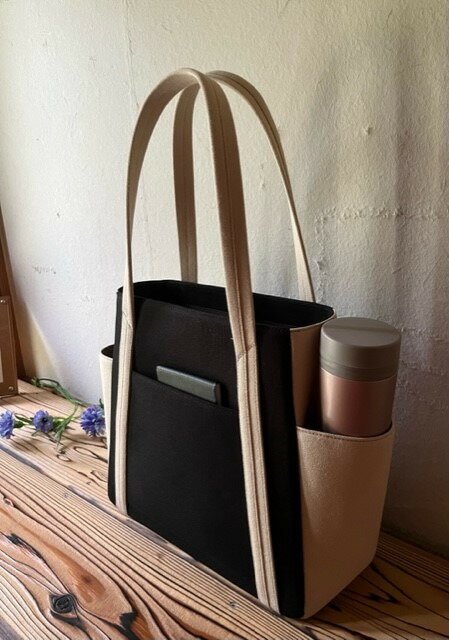 【ふるさと納税】【 マツコの知らない世界 】職人手作り AKIRA オリジナル 中型レディストートバッグ ダブルポケット 黒帆布×ライトベージュ 多収納 6ポケット 軽量 日本製 キャンバス 通勤 通学 大容量 上質 オシャレ 岡山県 奈義町 送料無料 サムネイル3