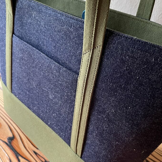 【ふるさと納税】【 マツコの知らない世界 】職人手作り AKIRA オリジナル 大きなトートバッグ レディスショルダータイプ 濃紺デニム×カーキ帆布 A4対応 大きい 大容量 軽い 日本製 キャンバス 肩掛け 通勤 上質 シンプル 岡山県 奈義町 送料無料 サムネイル3