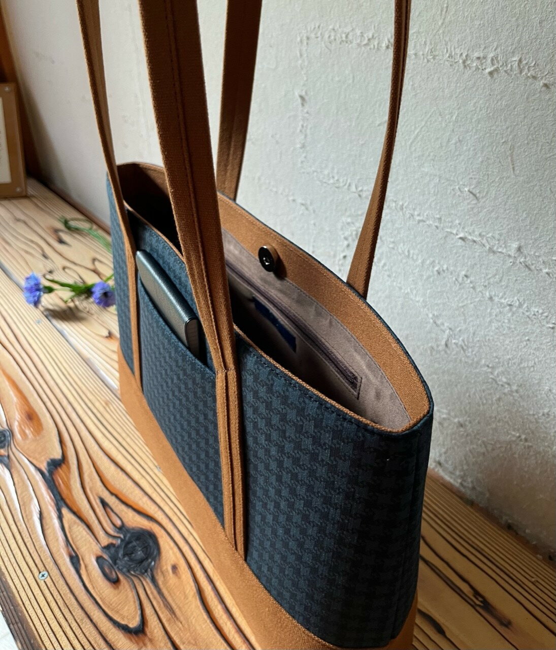 【ふるさと納税】【 マツコの知らない世界 】職人手作り AKIRA オリジナル 中型スリムトートバッグ 千鳥格子グリーン×茶色帆布 軽量 軽い 日本製 キャンバス 通勤 通学 大容量 上質 カジュアル オシャレ レディース 岡山県 奈義町 送料無料 サムネイル3