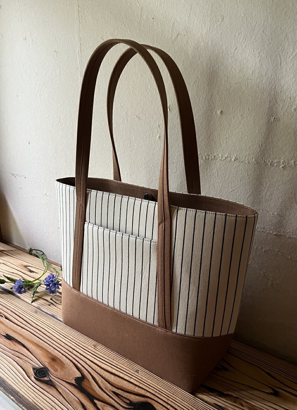 【ふるさと納税】【 マツコの知らない世界 】職人手作り AKIRA オリジナル 大きなトートバッグ レディスショルダータイプ ストライプ×薄茶デニム A4対応 大容量 軽い 日本製 キャンバス 肩掛け 通勤 上質 カジュアル 岡山県 奈義町 送料無料 サムネイル2