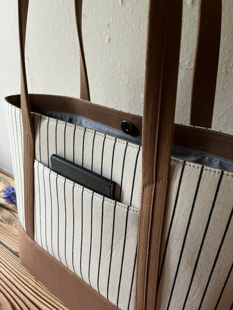 【ふるさと納税】【 マツコの知らない世界 】職人手作り AKIRA オリジナル 大きなトートバッグ レディスショルダータイプ ストライプ×薄茶デニム A4対応 大容量 軽い 日本製 キャンバス 肩掛け 通勤 上質 カジュアル 岡山県 奈義町 送料無料 サムネイル3